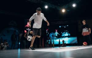 Żonglerka, zwody i freestyle – jak zabawa z piłką rozwija młodego piłkarza? Piłka nożna Freestyle