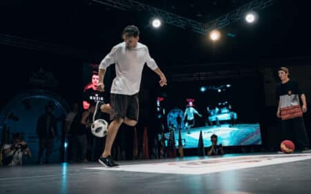Żonglerka, zwody i freestyle – jak zabawa z piłką rozwija młodego piłkarza? Piłka nożna Freestyle